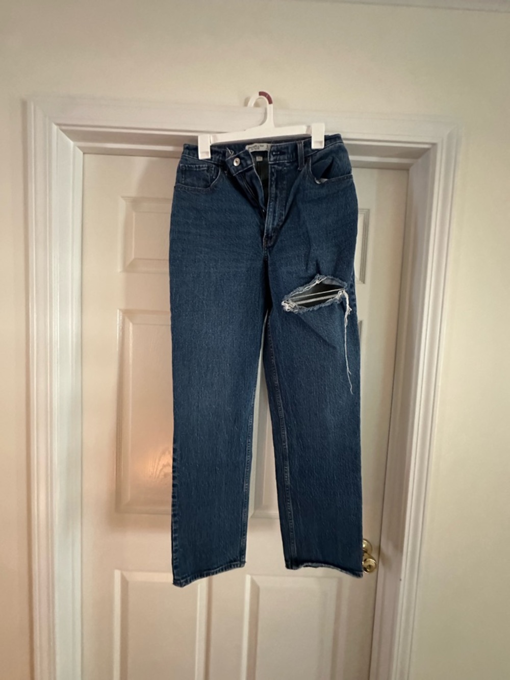 Abercrombie & Fitch Dark Blue High-Rise Women's Jeans with Knee Rip